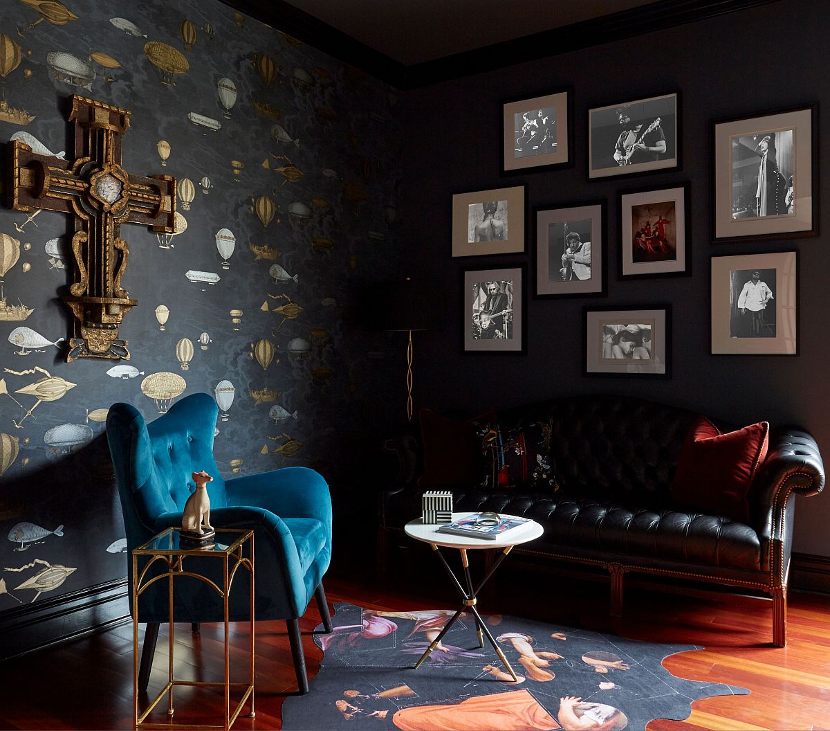 hình ảnh mẫu phòng khách phong cách chiết trung ấn tượng với giấy dán tường họa tiết vàng, ghế bành màu xanh da trời