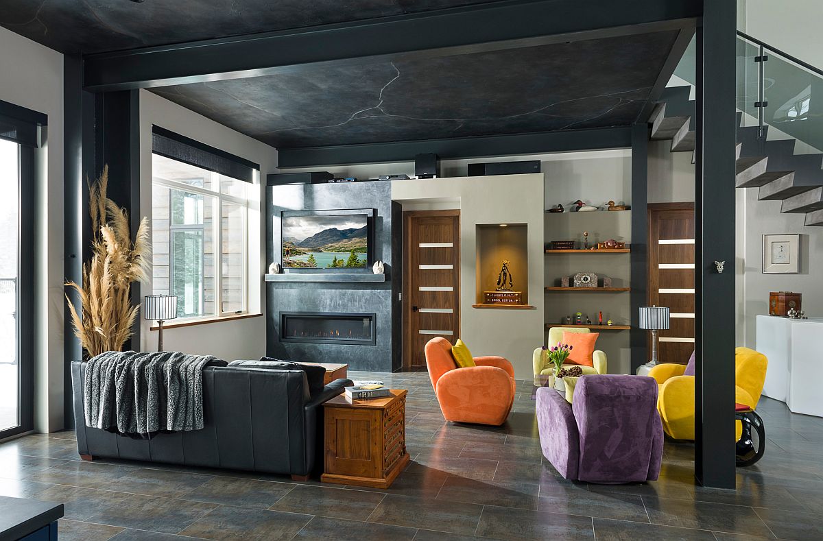 hình ảnh phòng khách ấn tượng với tường sơn màu xám đen, khung cửa sổ kính lớn, ghế bành thư giãn nhiều màu sắc