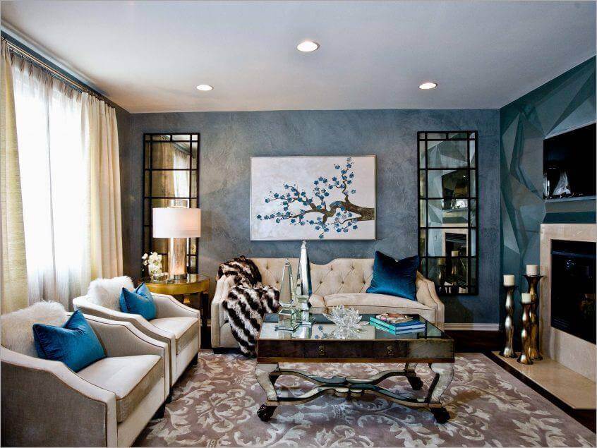 hình ảnh mẫu thiết kế phòng khách phong cách Art Deco với thảm trải họa tiết hoa lá, ghế sofa màu be nhã nhặn, rèm cửa 2 lớp, tranh treo tường