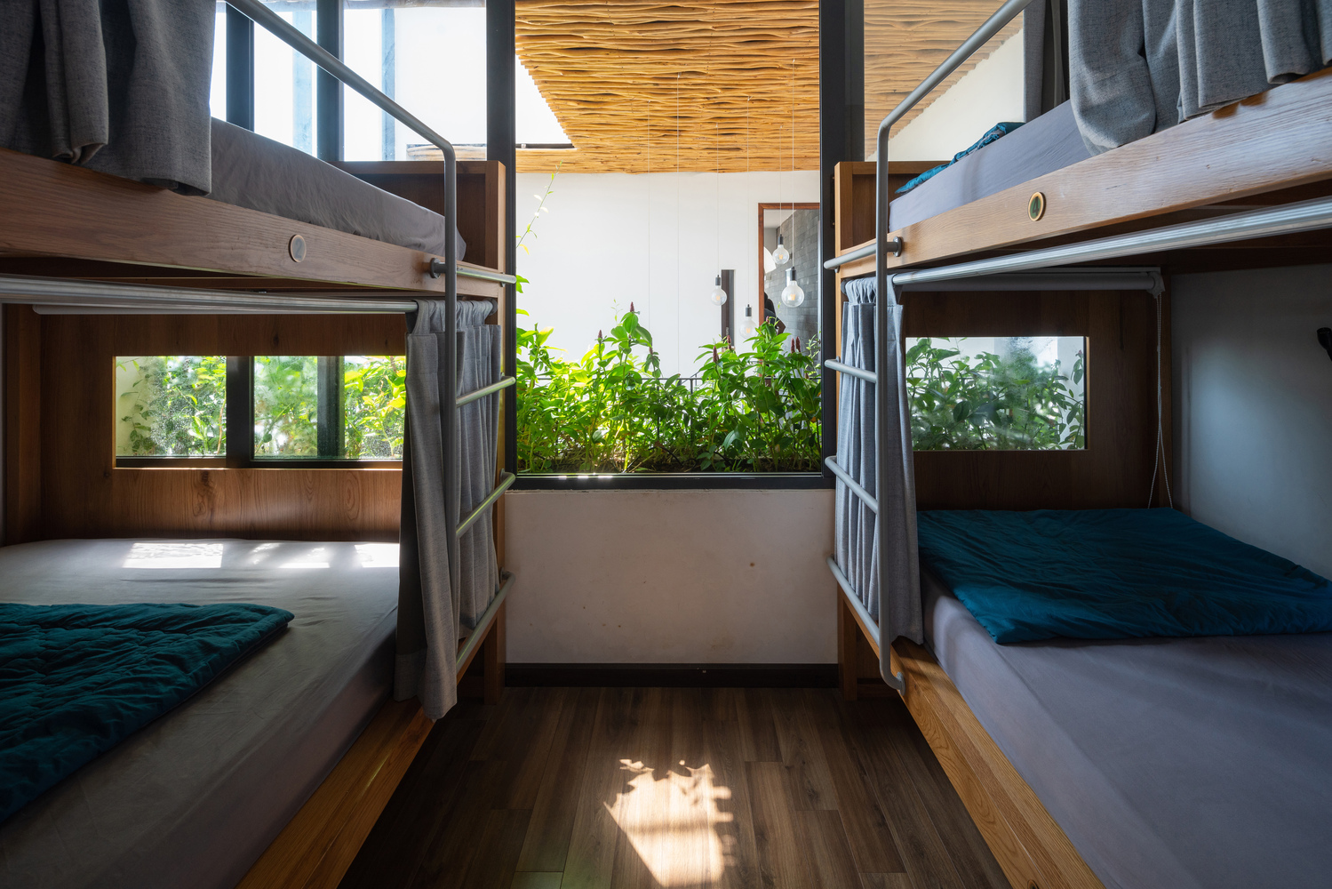 hình ảnh bên trong homestay cho thuê ở Vũng Tàu với giường tầng nhỏ gọn, tường kính trong suốt