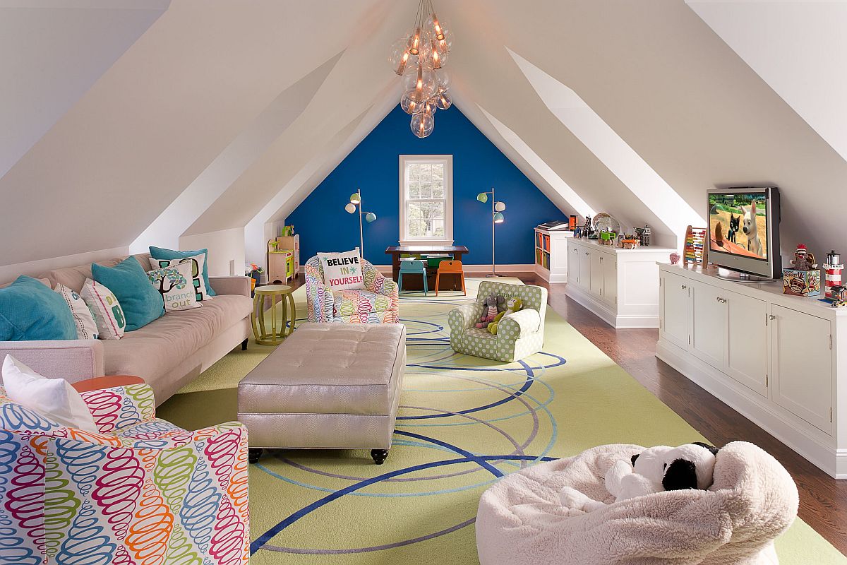 hình ảnh phòng chơi gác mái rộng rãi, thoáng sáng với sofa êm ái, bức tường màu xanh tạo điểm nhấn