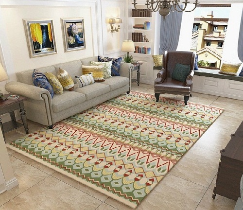 hình ảnh phòng khách phong cách cổ điển với ghế sofa, ghế bành thư giãn, tranh treo tường, thảm trải họa tiết màu sắc bắt mắt.