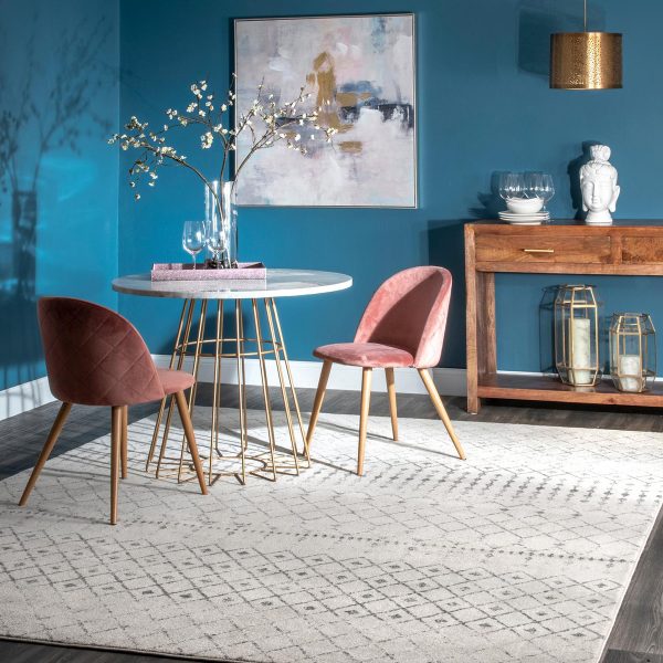 hình ảnh phòng ăn với tường sơn xanh dương, bàn ghế màu sắc, thảm trải màu trắng, tranh treo tường trừu tượng