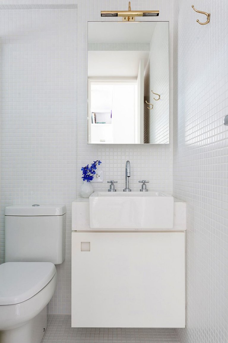hình ảnh một góc phòng tắm màu trắng chủ đạo trong căn hộ 30m2