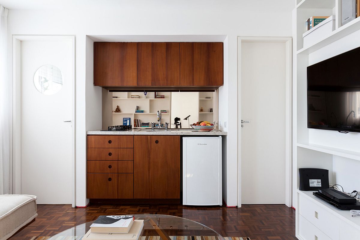 Hình ảnh góc bếp nhỏ trong căn hộ chung cư hiện đại với tủ gỗ màu cánh gián