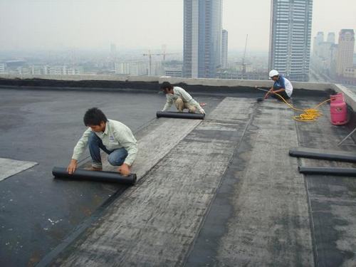 hình ảnh đội thợ thi công chống thấm cho trần nhà bê tông.