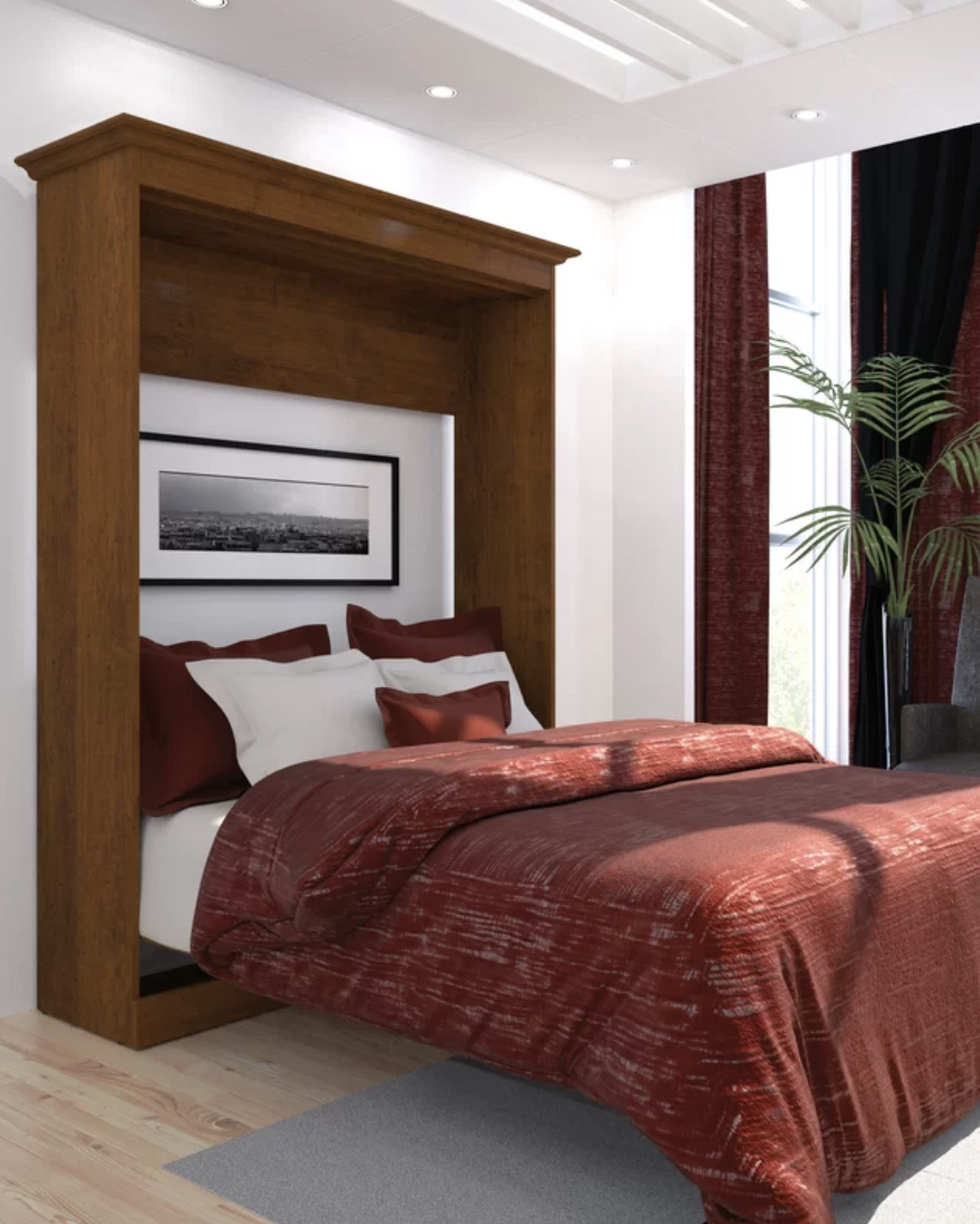 hình ảnh cận cảnh giường thông minh trong phòng ngủ nhỏ với ga gối màu đỏ đô