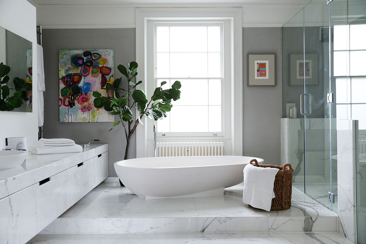 hình ảnh phòng tắm mùa hè với tông màu xám - trắng kết hợp ăn ý, chậu cảnh lớn đặt cạnh bồn tắm, tranh treo tường màu sắc bắt mắt