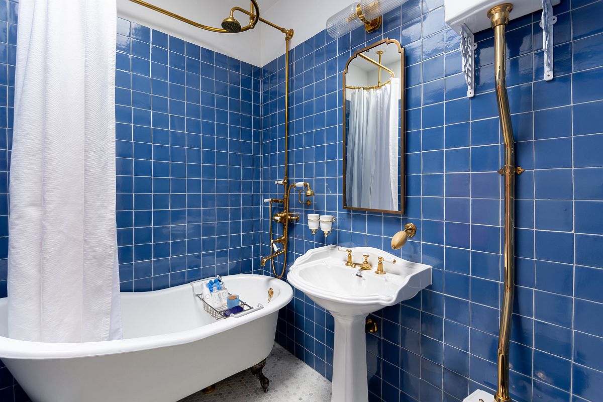 hình ảnh phòng tắm phong cách chiết trung ấn tượng với gạch ốp màu xanh dương, vòi sen kim loại mạ đồng sáng bóng
