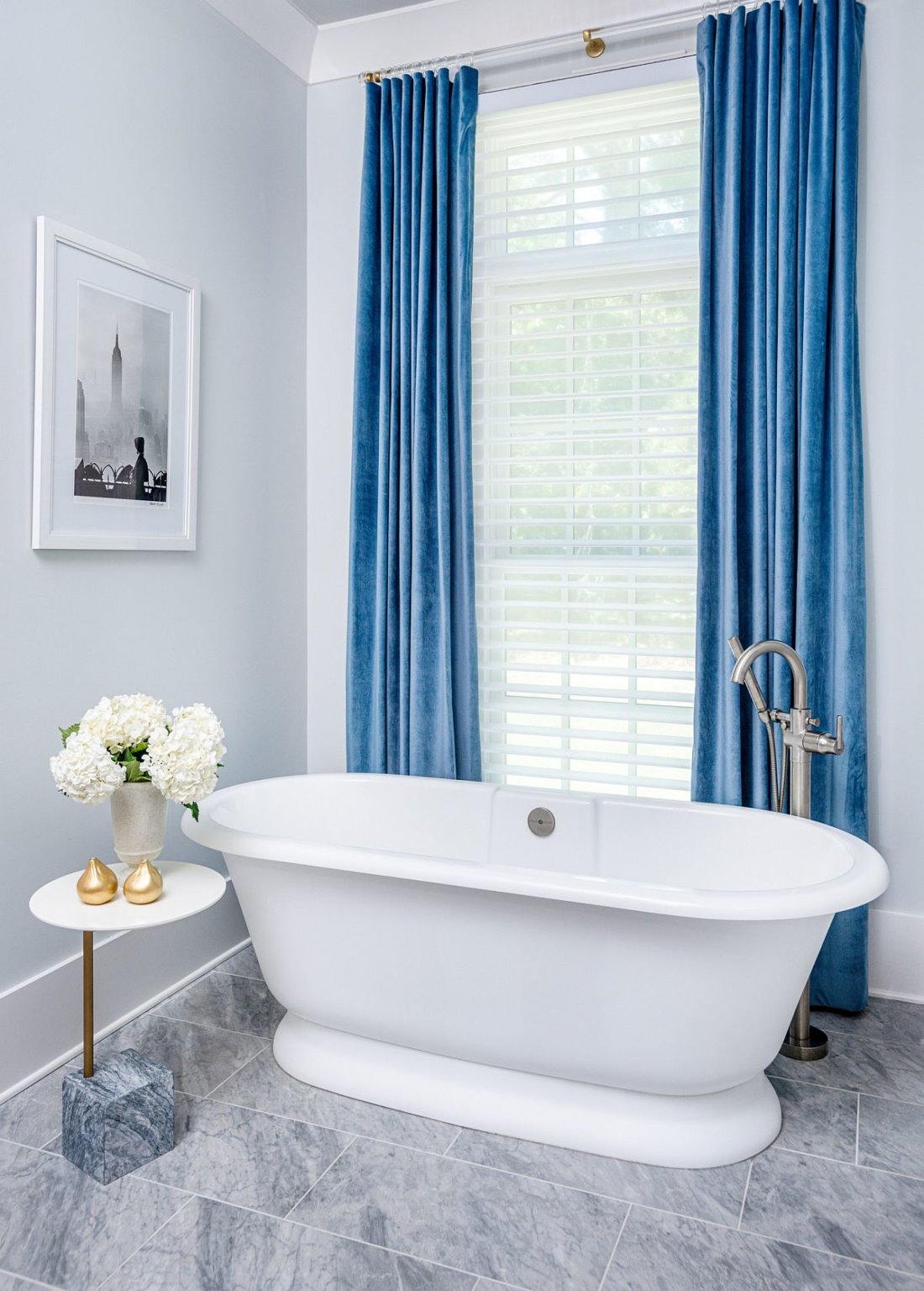 hình ảnh phòng tắm phong cách tối giản với rèm nhung màu xanh lam tạo điểm nhấn hút mắt