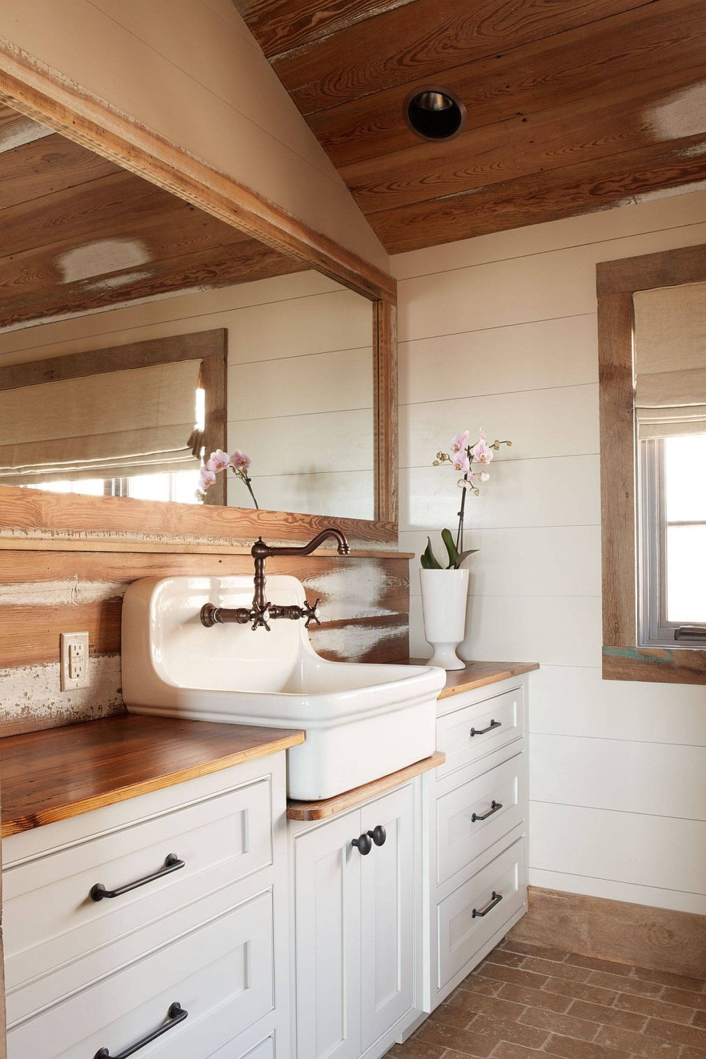 hình ảnh phòng tắm mộc mạc với màu trắng và chất liệu gỗ tự nhiên