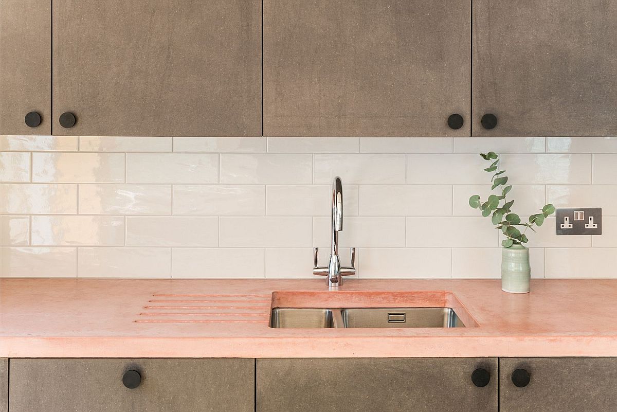 hình ảnh góc phòng bếp lạ mắt với bề mặt bàn bếp màu hồng pastel.
