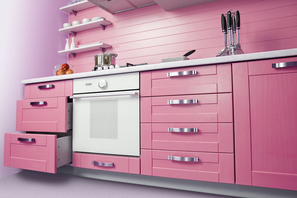 hình ảnh cận cảnh một góc phòng bếp mùa hè màu hồng phấn
