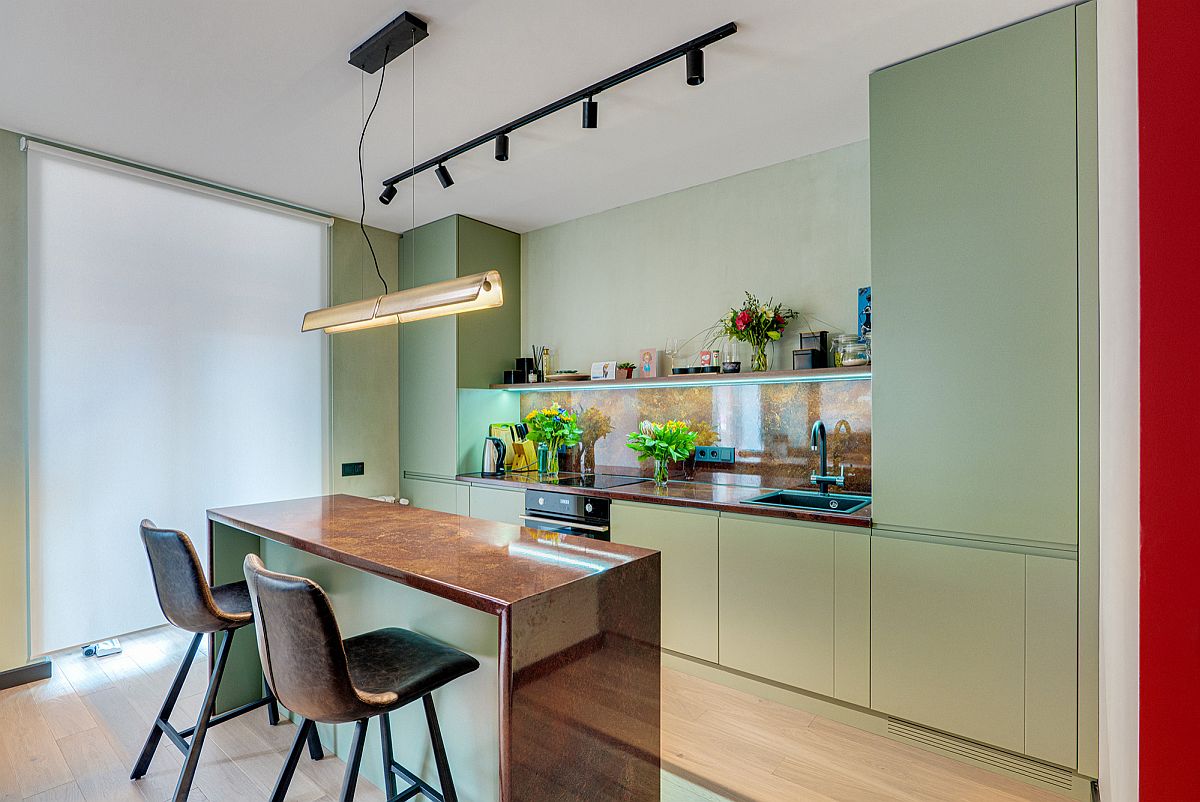 hình ảnh phòng bếp màu trắng chủ đạo, tủ bếp màu xanh lá nhạt