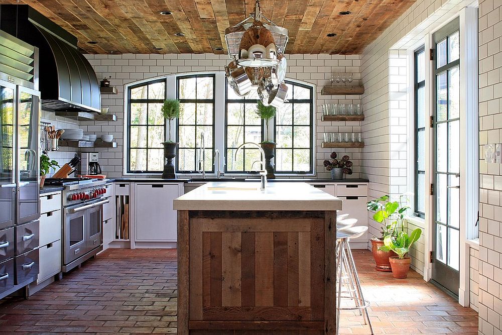 Hình ảnh phong bếp mùa hè với trần ốp gỗ, đảo bếp làm từ gỗ tự nhiên mộc mạc