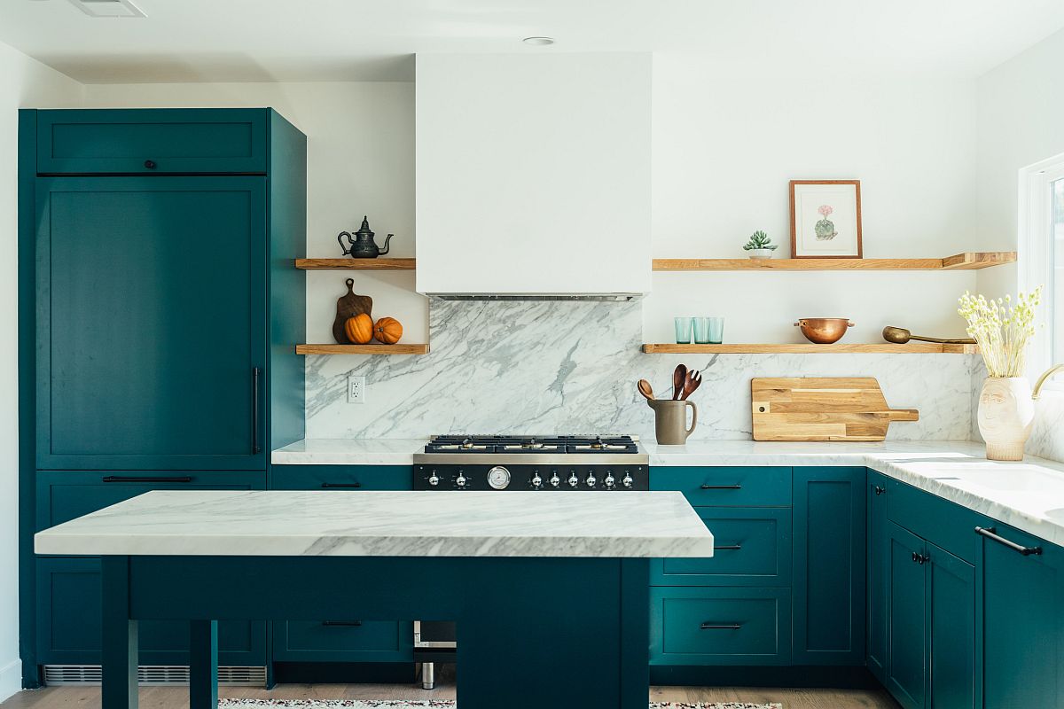 hình ảnh phòng bếp với tủ màu xanh dương, bề mặt bàn bằng đá cẩm thạch trắng sang trọng