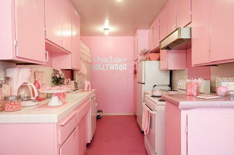 hình ảnh phòng bếp tông màu hồng nhạt nhẹ nhàng