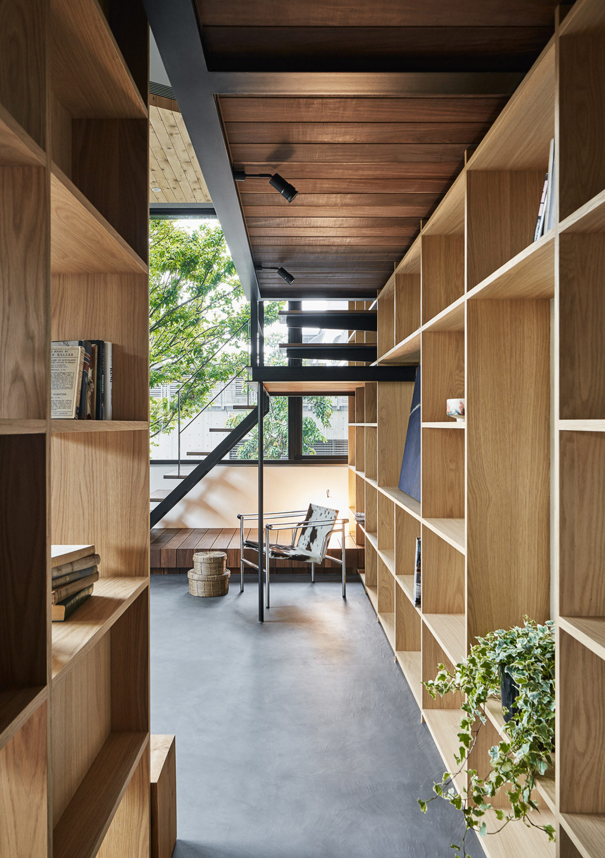 hình ảnh cận cảnh giá sách bằng gỗ lớn trong ngôi nhà Nhật