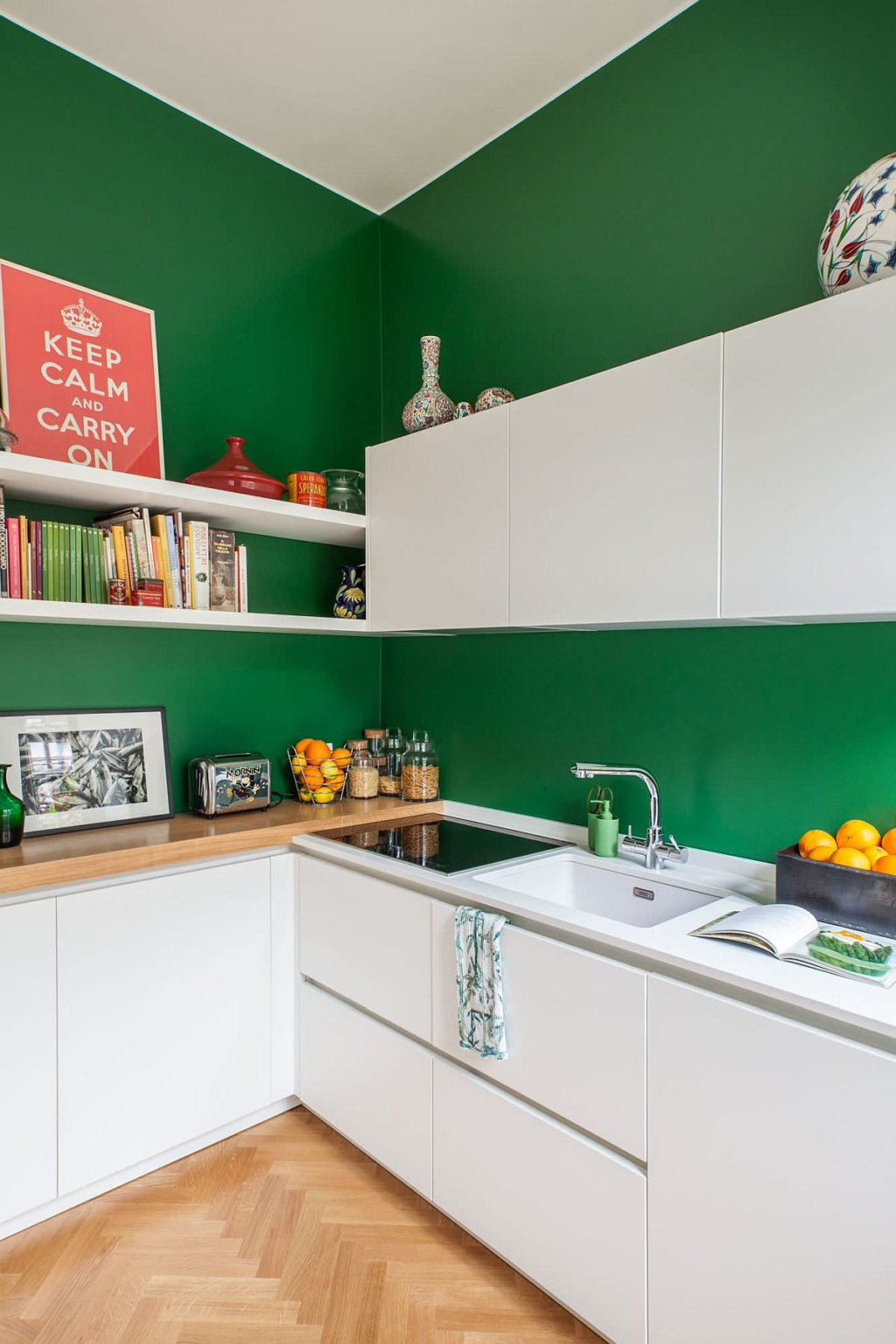 hình ảnh một góc phòng bếp phong cách Bắc Âu với tường sơn màu xanh lá cây đậm nổi bật