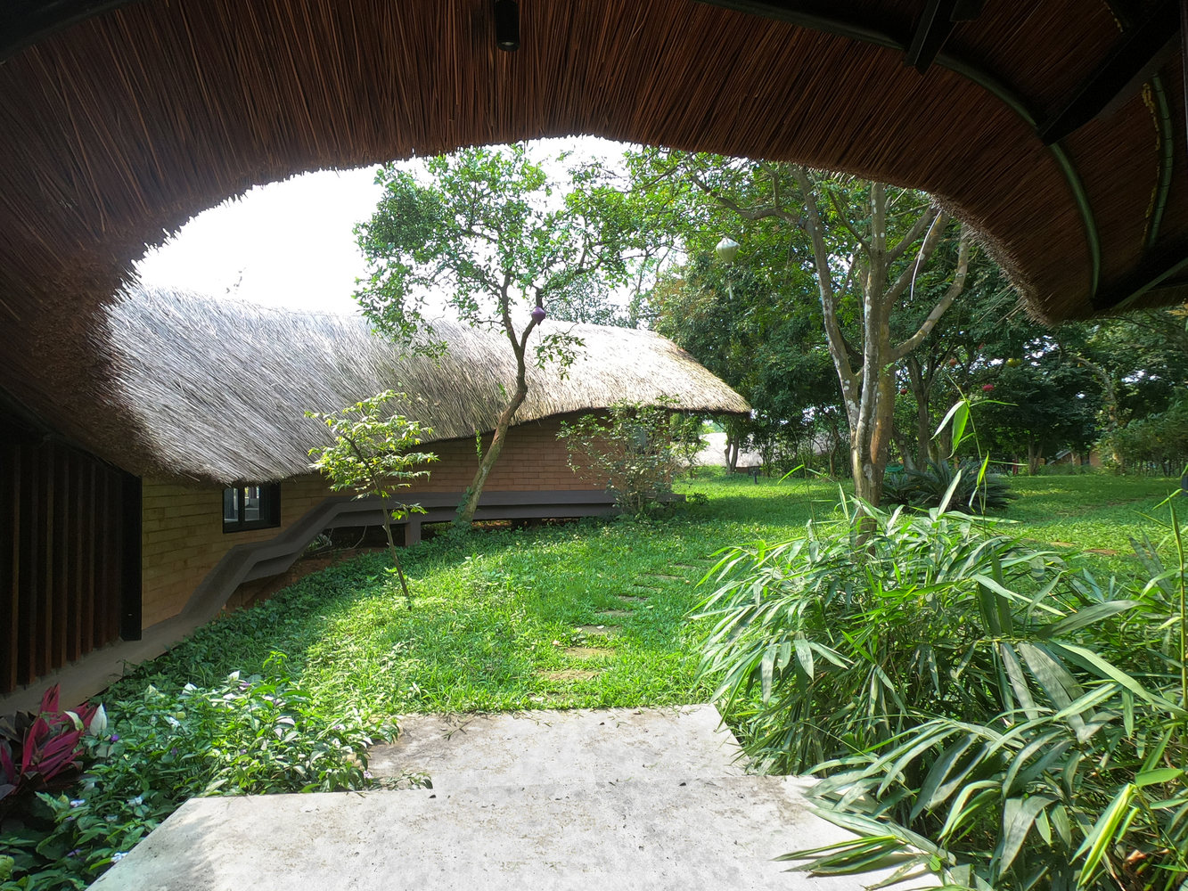 hình ảnh sân trong ngôi Nhà Mẹ ở Sơn Tây với đường mái võng dài mềm mại