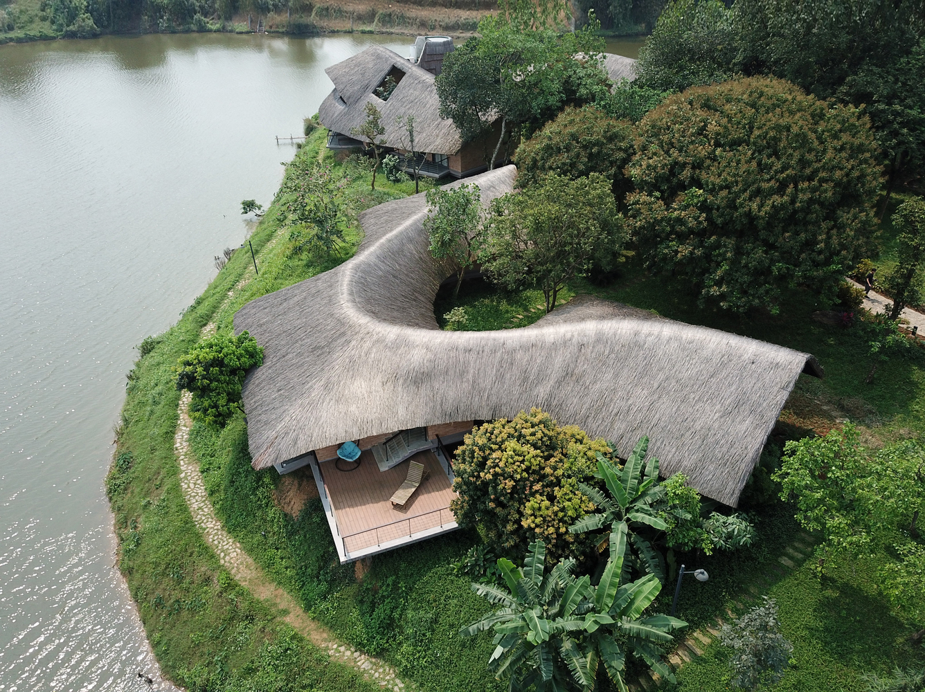 hình ảnh ngôi nhà của mẹ ở Sơn Tây nhìn từ trên cao với hồ nước bao quanh