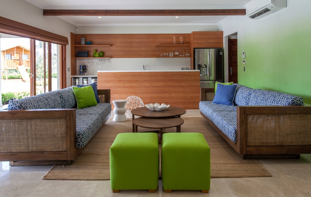 hình ảnh phòng khách kết hợp giữa màu xanh lá và nội thất gỗ mộc mạc