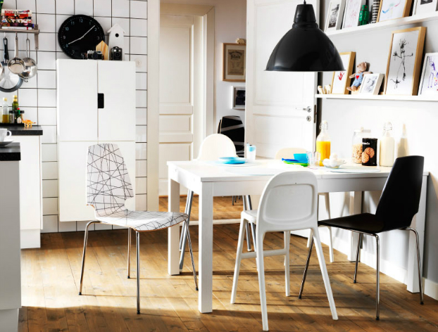 hình ảnh phòng ăn nhỏ màu đen, trắng chủ đạo, bàn ghế đơn giản, thấp nhỏ