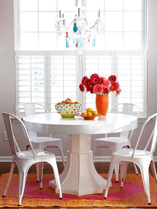 hình ảnh phòng ăn sử dụng bàn tròn màu trắng, đèn chùm pha lê màu sắc