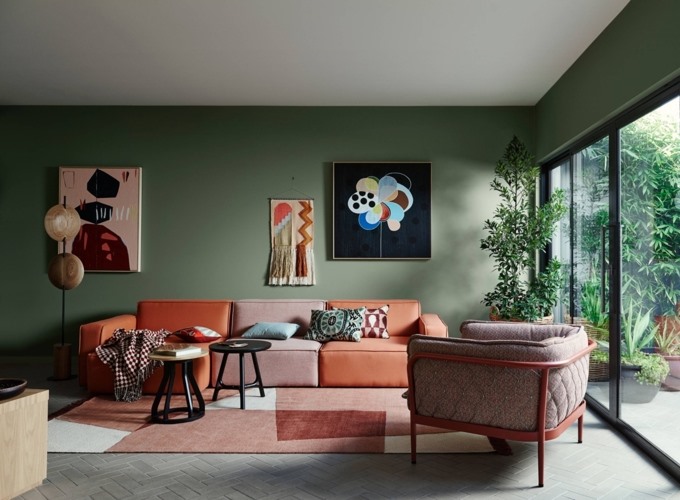 hình ảnh phòng khách hiện đại với tường sơn màu xanh lá trầm, cửa kính trong suốt