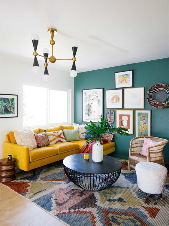 hình ảnh phòng khách nổi bật với ghế sofa màu vàng chanh tươi sáng