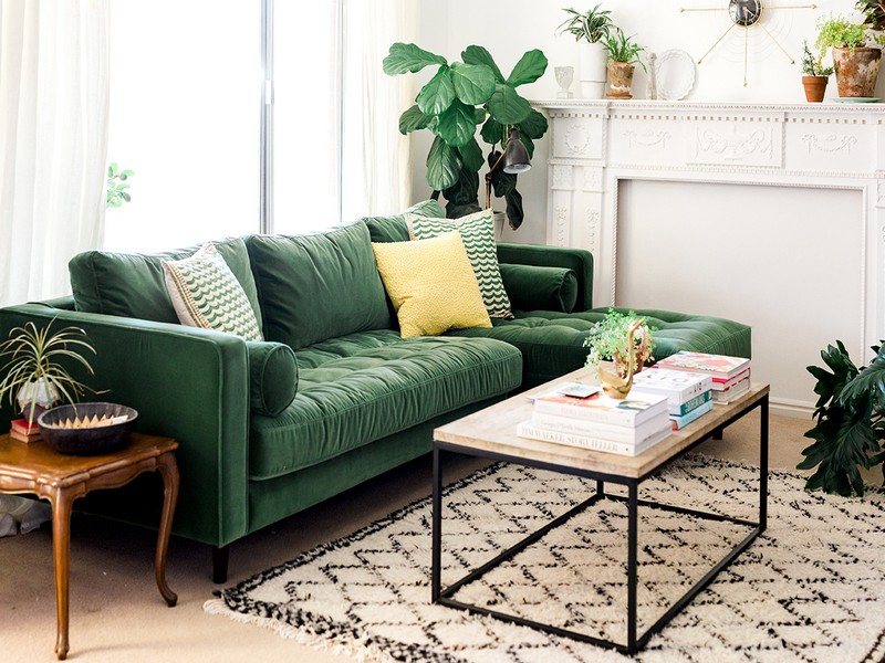 hình ảnh góc phòng khách màu trắng nổi bật với sofa màu xanh lá đậm
