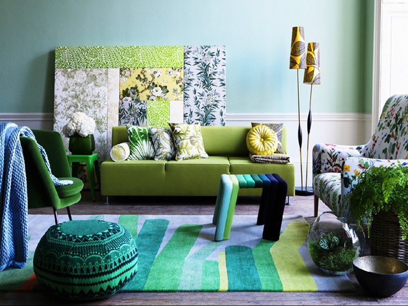 hình ảnh phòng khách mùa hè được trang trí với họa tiết lá cây nhiệt đới từ ghế bành, tranh tường, thảm trải
