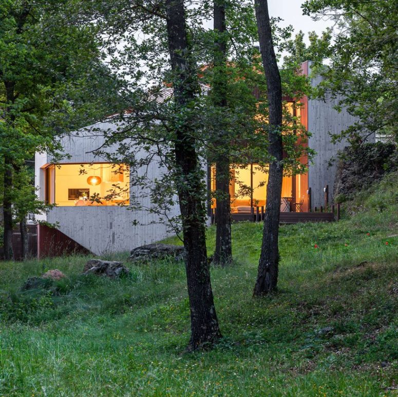 Nhìn từ xa có thể thấy ngôi nhà hiện đại này hoàn toàn hòa quyện vào cảnh quan tự nhiên khu vực nhờ sử dụng vật liệu gỗ một cách tài tình