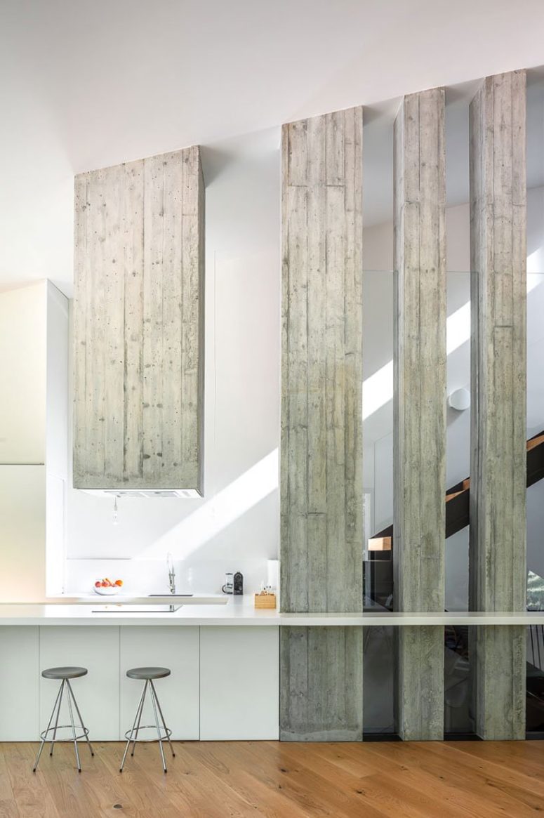 Khu vực nhà bếp vẫn tôn trọng sự tối giản như những không gian khác trong nhà nhưng cũng không kém phần ấn tượng với điểm nhấn là một số dầm mang họa tiết gỗ tương tự mặt ngoài của căn nhà