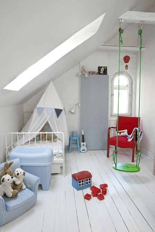 Căn phòng ngủ gác mái với màu trắng "phủ" từ trần nhà đến sàn nhà, giường và ga, nệm vẫn xinh xắn khi được tô điểm bởi một vài đồ nội thất xanh pastel trang nhã 