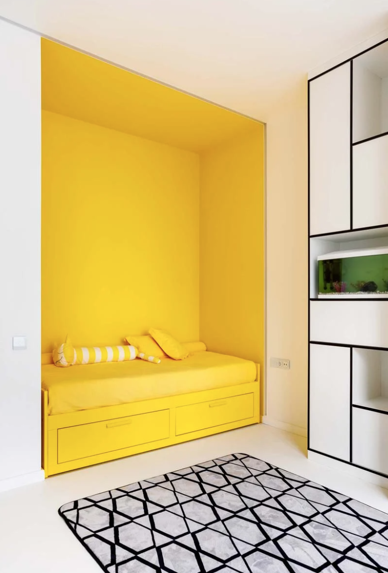Phòng ngủ trẻ em mang đậm phong cách thiết kế đồ họa với sự phối kết hợp hài hòa giữa hai màu đen - trắng cùng điểm nhấn siêu là khu giường âm tường màu vàng tạo ấn tượng thị giác cực mạnh