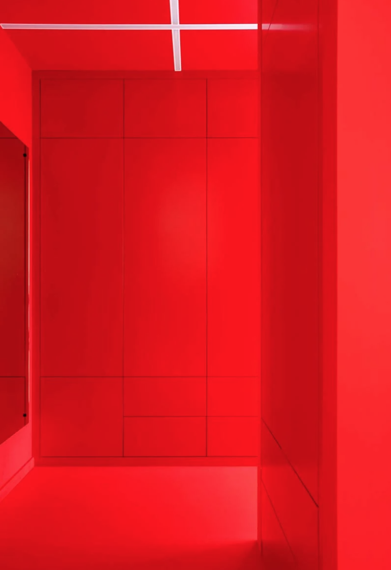 Lối vào có màu đỏ tươi với đơn vị lưu trữ được ẩn giấu khéo léo đằng sau những mảng màu nổi bần bật