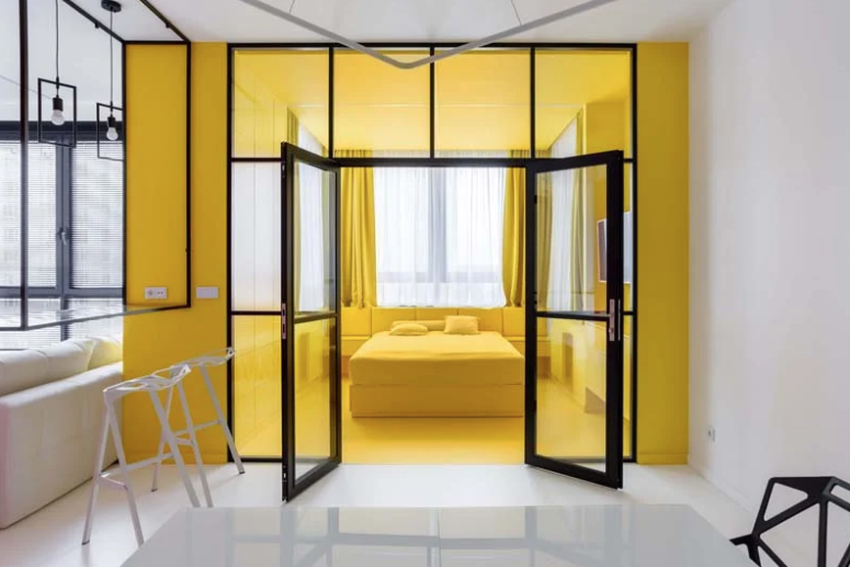 Phòng ngủ lớn được "phủ" một màu vàng sáng để giúp chủ nhân quên đi thời tiết xám xịt thường thấy ở thủ đô nước Nga