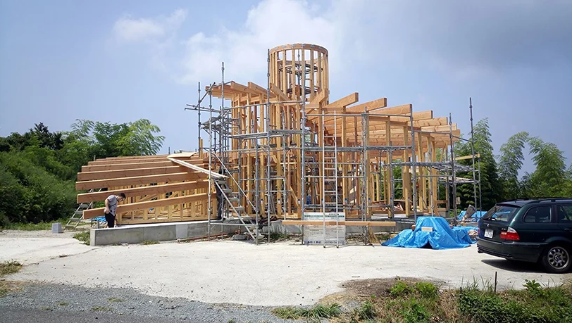 hình ảnh bộ khung gỗ của ngôi nhà hình xoắn ốc trong quá trình xây dựng