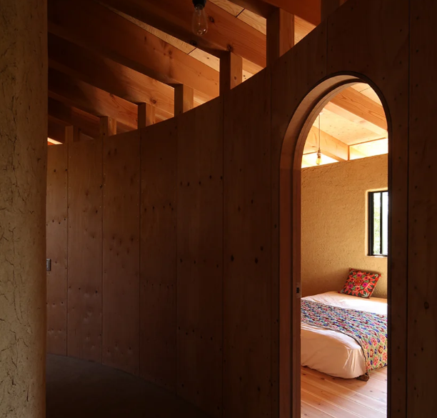 hình ảnh phòng ngủ bên trong ngôi nhà hình xoắn ốc nhìn từ cửa vào