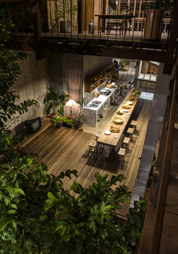 hình ảnh toàn cảnh phòng bếp ăn ngôi nhà ở Châu Đốc nhìn từ khoảng thông tầng xuống.