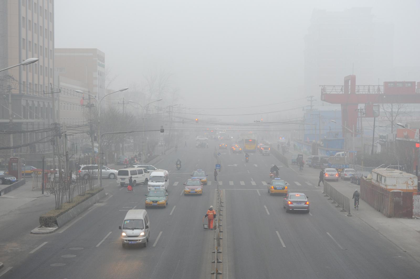hình ảnh xe cộ, các tòa nhà cao tầng, cảnh thành phố mờ ảo vì khói bụi ô nhiễm