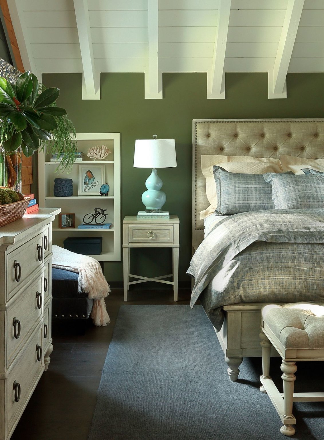 hình ảnh phòng ngủ truyền thống với màu xanh lá cây kết hợp sắc kem nhã nhặn.