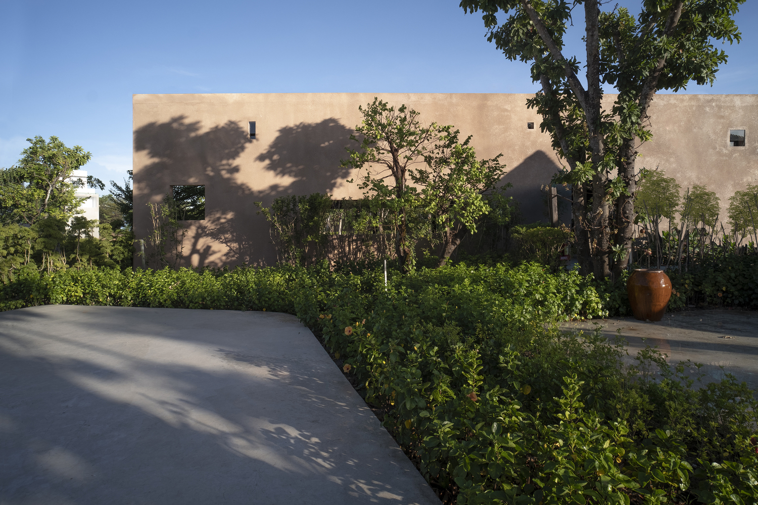 hình ảnh một góc sân vườn Phú Mỹ ở Bà Rịa - Vũng Tàu kết hợp giữa truyền thống và hiện đại