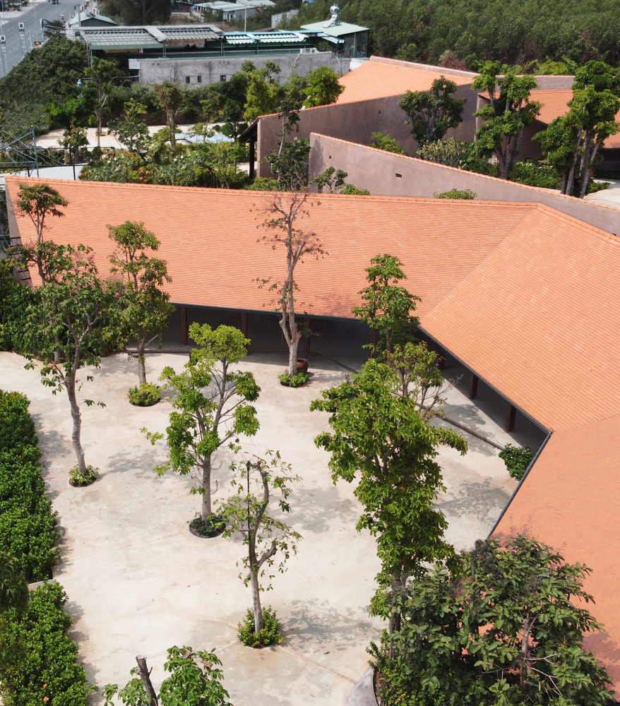 hình ảnh sân trong vườn Phú Mỹ nhìn từ trên cao với sàn bê tông, gốc cây xanh lớn