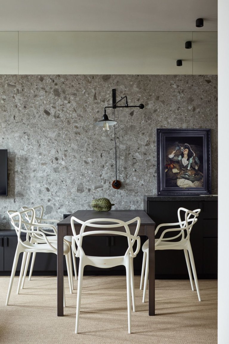 hình ảnh phòng ăn tối giản với bàn chữ nhật màu đen, ghế trắng kiểu dáng mới lạ