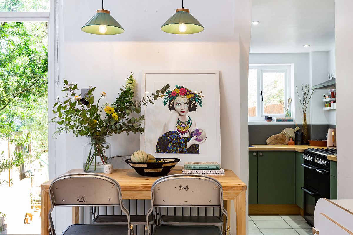 hình ảnh phòng ăn nhỏ xinh với chụp đèn màu xanh kết nối với phòng bếp