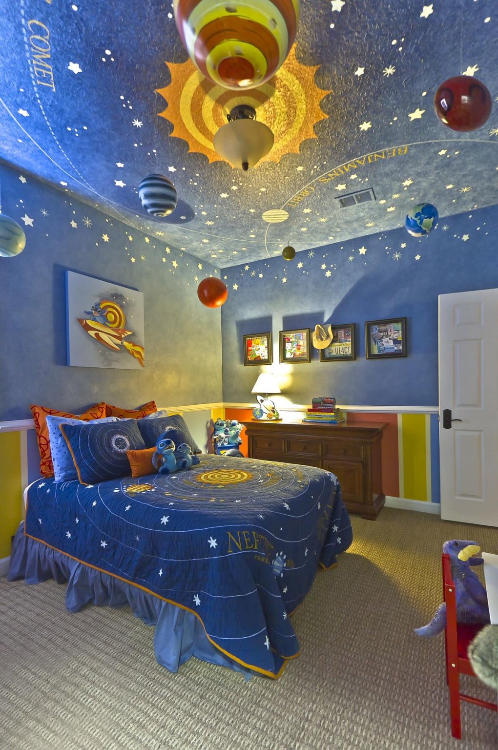 hình ảnh phòng ngủ của trẻ với giấy dán trần và sơn tường màu xanh dương, cùng tông với ga gối