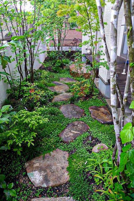 Khu vườn nhỏ phong cách Nhật tối giản với những tảng đá sắp xếp ngẫu nhiên, cây xanh, cây bụi thấp tạo cảm giác yên bình, thư thái.