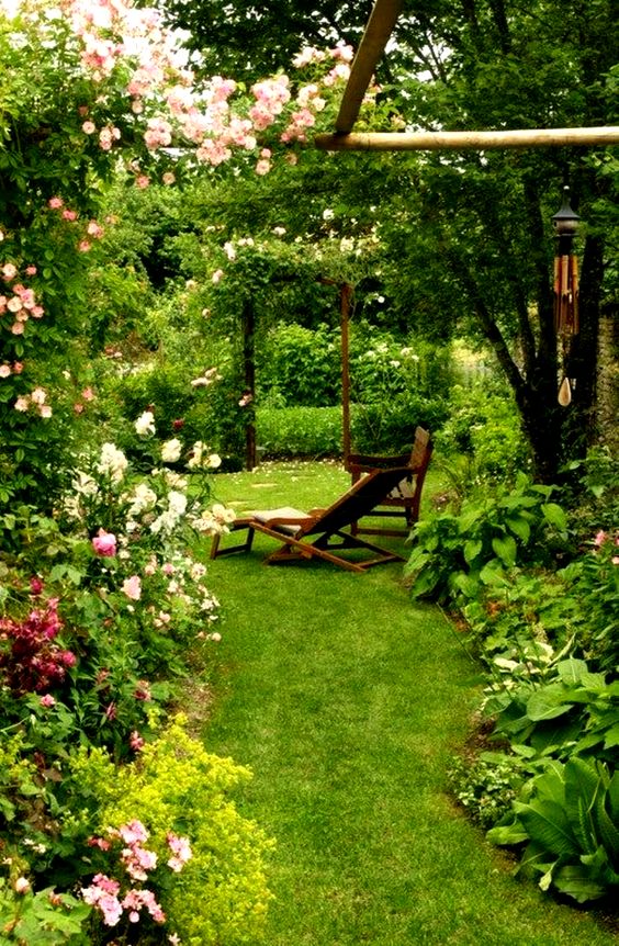 Mẫu thiết kế sân vườn đẹp dành cho những ai yêu thích phong cách ​ lãng mạn, ngọt ngào.